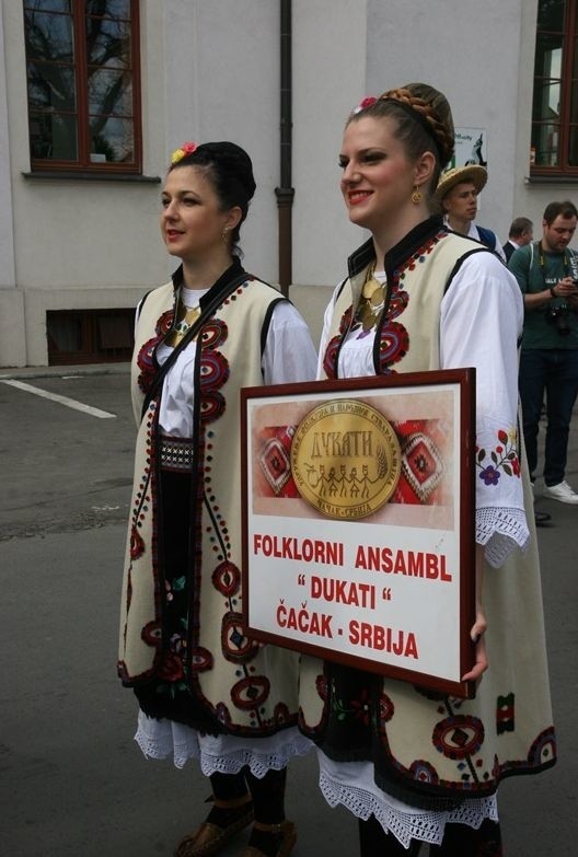 Ostrów Mazowiecka. Moda na Folklor. Korowód przeszedł ulicami miasta – 12.05.2019 [ZDJĘCIA, WIDEO]