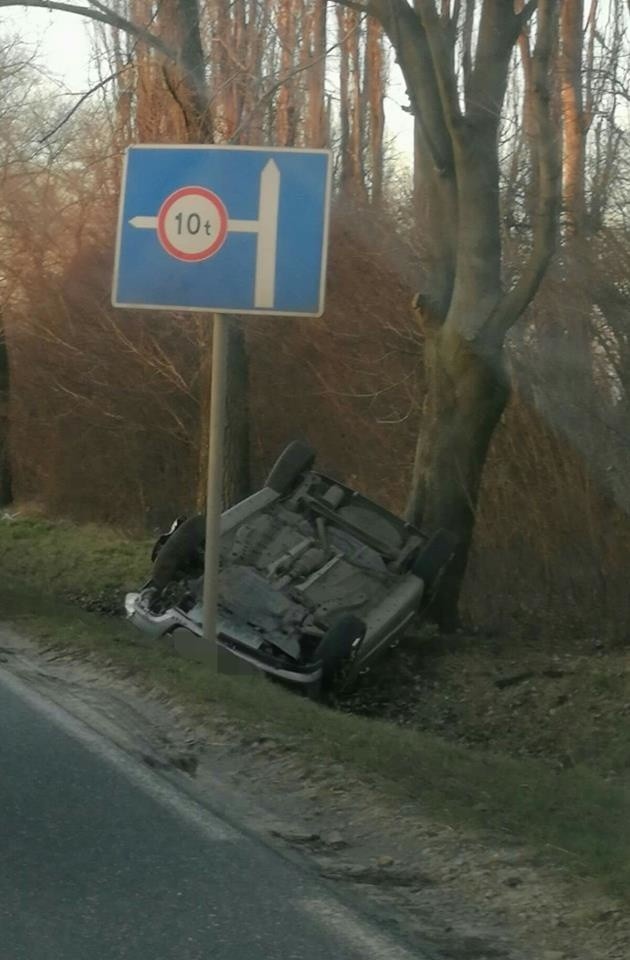 Wypadek pod Wrocławiem. Samochód wjechał do rowu (ZDJĘCIA)