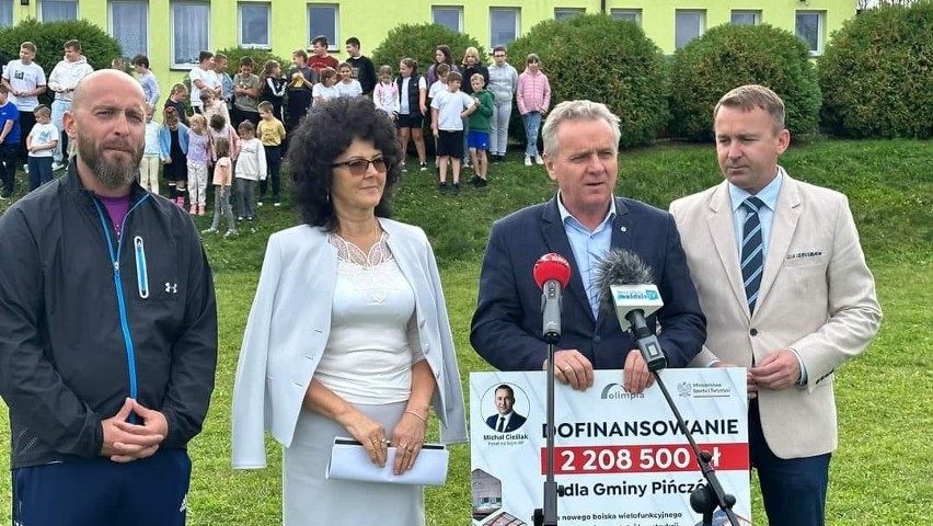 Wręczenie czeku na 2 208 500 złotych na budowę boiska i hali...