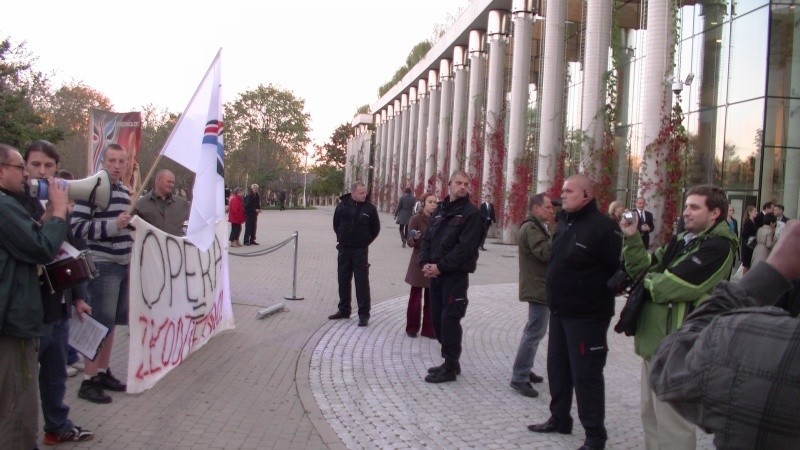 Protest przed Operą. "Złodziejstwo" [FOTO, WIDEO]