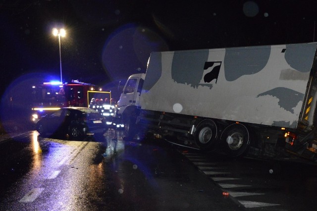 Wczoraj późnym wieczorem pod Toruniem zderzyła się osobówka z samochodem ciężarowym.Zientarski o fotoradarach. Agencja TVN/x-news