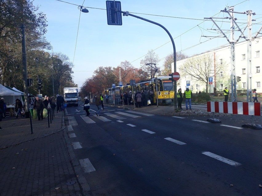 Wszystkich Świętych 2019 w Szczecinie. Sytuacja wokół cmentarzy. Służby apelują o ostrożność                