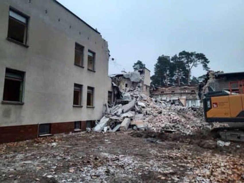 W Pionkach trwa wyburzania starych obiektów szpitalnych,...