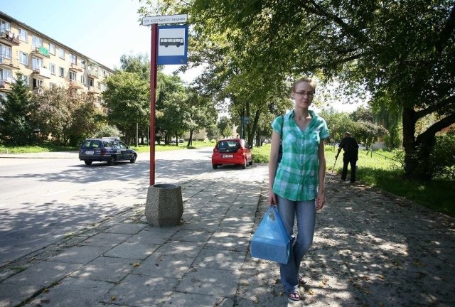 - Dość, że chodnik jest, nierówny, dziurawy i pełen wyrw, to w wielu miejscach leżą mirabelki, które spadają z przydrożnych drzew &#8211; opowiada Edyta Sieradz.  