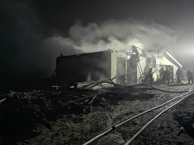 Pożar budynku między Rynem a Ławkami. Strażacy gasili go cztery godziny