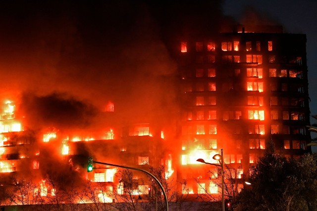 Wystarczyło pół godziny, by ogromny budynek w Walencji stanął w płomieniach