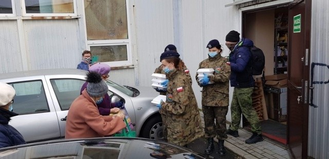 Uczennice  klas mundurowych Zespołu Szkół w Kościelcu pomagały w rozdawaniu żywności seniorom