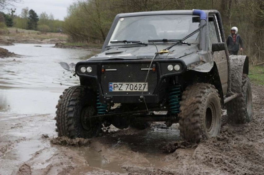 Rajd samochodów terenowych na poligonie w Biedrusku [ZDJĘCIA, FILM] 