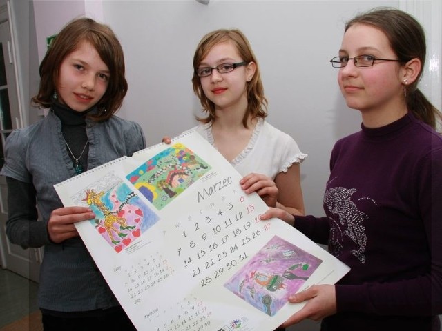 - Nasze prace ilustrują kalendarz - cieszą się laureatki Katarzyna Konieczna, Paulina Majkowska i Martyna Guguł.