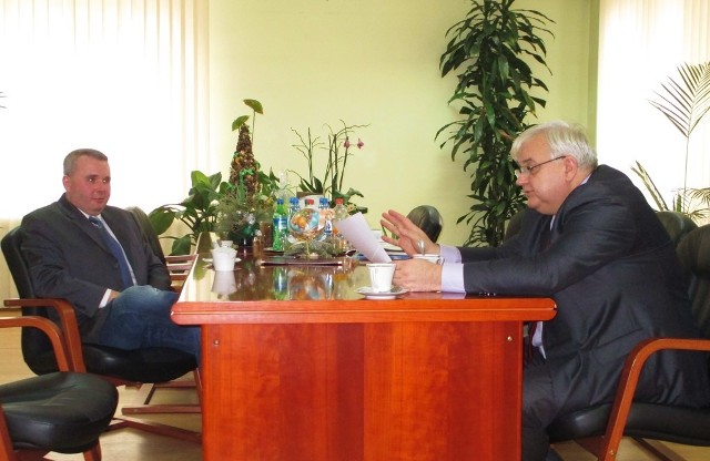 Burmistrz Staszowa Romuald Garczewski (po prawej) zapoznaje nowego włodarza miasta Marcina Ptaka (po lewej)  z harmonogramem dnia.