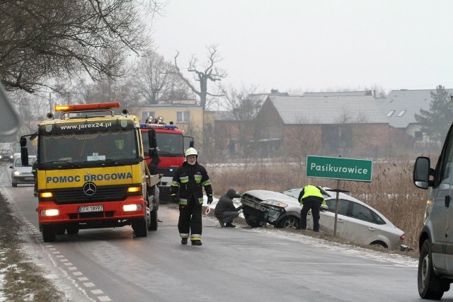 W Pasikurowicach ford mondeo wpadł do rowu