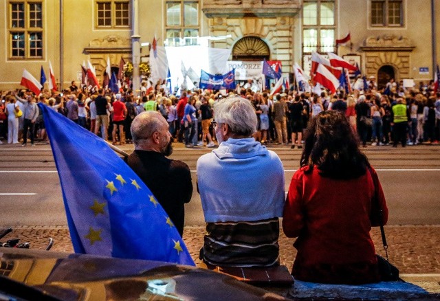 Protest przed sądem w Gdańsku 24.07.2018. Manifestacja  "Europo, nie odpuszczaj!" przed Sądem Okręgowym przy ul. Nowe Ogrody