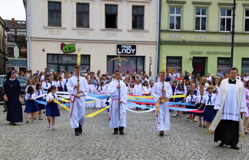 Nowy Sącz. Procesja Bożego Ciała w 2019 roku zgromadziła na sądeckim rynku tłumy wiernych. [ZDJĘCIA]