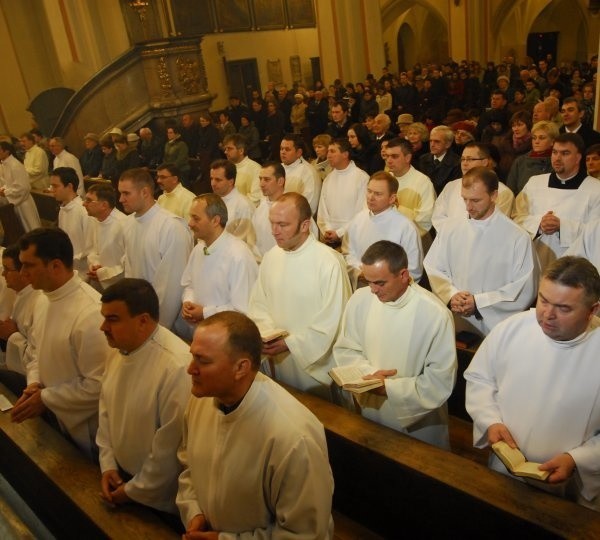 W diecezji opolskiej mamy 1432 szafarzy Komunii św. Udzielają się w 257 parafiach.