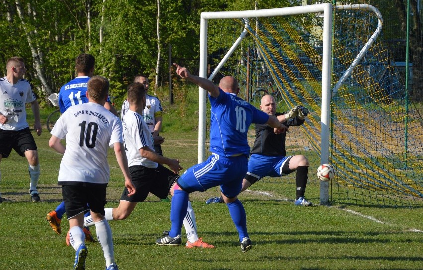 Arkadiusz Bartula (LKS Jawiszowice) stara się pokonać...