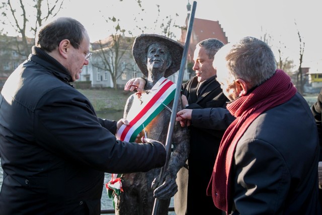 W sobotę na bulwarze nad Brdą - między mostem Jerzego Sulimy-Kamińskiego a Operą Nova - odsłonięto rzeźbę flisaka. Rzeźba nawiązuje do handlowej historii Bydgoszczy, wykonał ją Michał Kubiak. Wydarzenie odbyło się w ramach obchodów Roku Kultury Węgierskiej w Polsce.