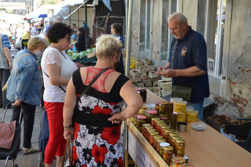 Zobaczcie, jak minął sobotni poranek na targowisku przy ul....