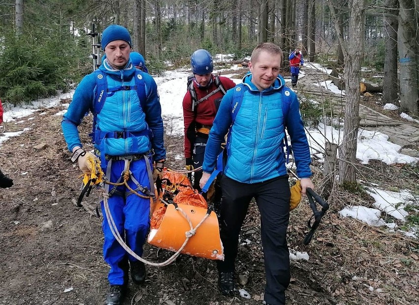 Akcja ratunkowa na Babiej Górze. Ratownicy Grupy Beskidzkiej GOPR pomogli turystce, która doznała urazu nogi