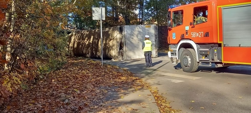 Wypadek w Rybniku. Wywrócił się samochód ciężarowy