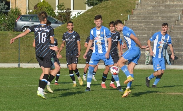 Piłkarze Igloopolu (nz. w biało-niebieskich strojach) notują niezłą passę: mecz ze Stalą II był szóstym z rzędu bez porażki.