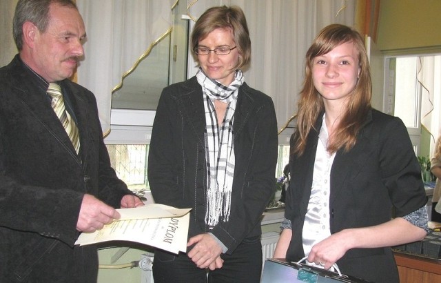 Busko górą! Ewelina Subocz otrzymała główną nagrodę z rąk Andrzeja Bilewskiego, dyrektora "ekonomika&#8221;.