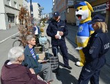 Policjanci wyszli na ulice Opola i informowali, jak nie dać się oszukać i okraść przed świętami