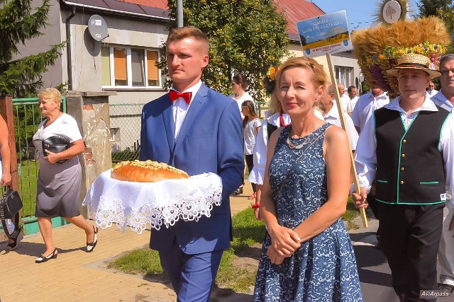 Starostami tegorocznych dożynek byli Agnieszka Ciesielska z Woli Klasztornej oraz Karol Majdak z Mozolic Dużych.