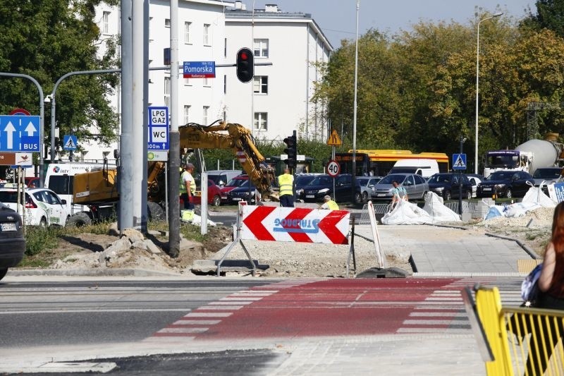 Leją asfalt na drogi rowerowe wokół ronda Solidarności [zdjęcia]