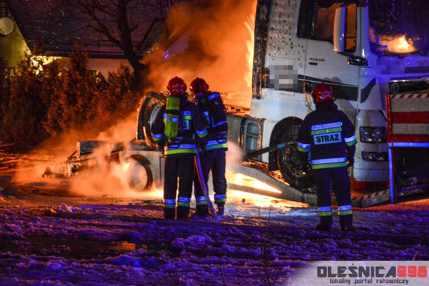 Pożar tira przy drodze krajowej nr 25 w okolicach Oleśnicy (ZDJĘCIA)