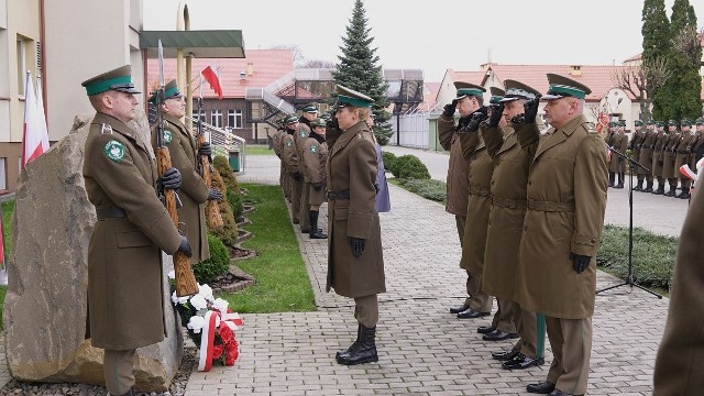 We wtorek w Bieszczadzkim Oddziale Straży Granicznej obchodzono 101 rocznicę odzyskania niepodległości przez Polskę. 287 funkcjonariuszom wręczono awanse na wyższy stopień. Za wieloletnią służbę oraz zaangażowanie 16 funkcjonariuszom wręczono Odznakę Straży Granicznej. Dziesięciu otrzymało Medale za Zasługi dla SG.Wręczono również odznaki pamiątkowe BiOSG, w tym złotą odznakę otrzymał nadkom. Piotr Mazur, komendant miejski policji w Przemyślu. Wyróżniającym się  pracownikom wręczono pamiątkowe statuetki BiOSG.