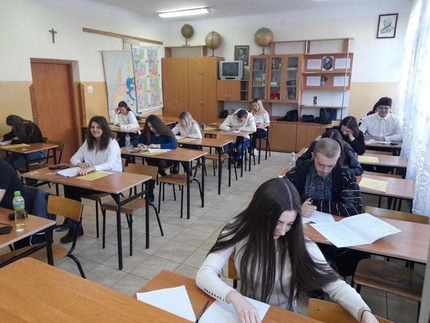 Świętokrzyska Matura Próbna w Zespole Szkół Zawodowych w Pińczowie. Matematykę pisało 64 uczniów 