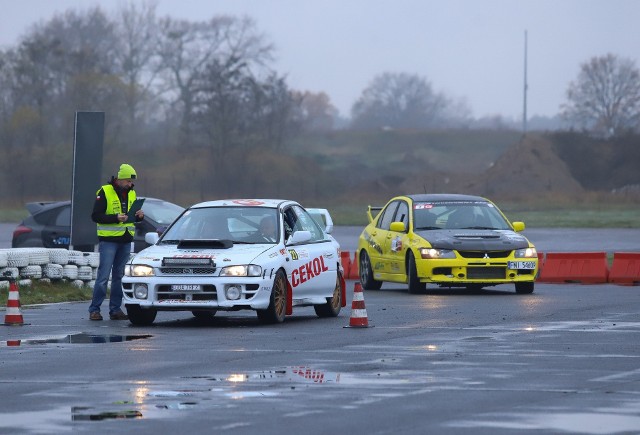 W toruńskim Motoparku przy ul. Bielańskiej odbył się niepodległościowy Toruński Rajd Samochodowy. Imprezę zorganizował Automobilklub Toruński. Zobacz zdjęcia z rajdu na kolejnych stronach ->>>