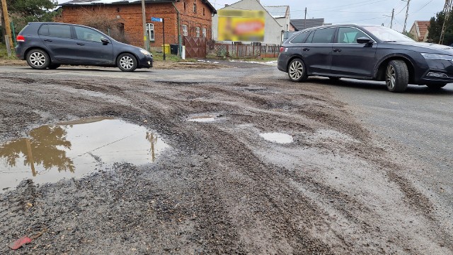 Tak wygląda niewyremontowany fragment ulicy Dolińskiej. Odcinek będzie odnowiony przez Zarząd Dróg Wojewódzkich.
