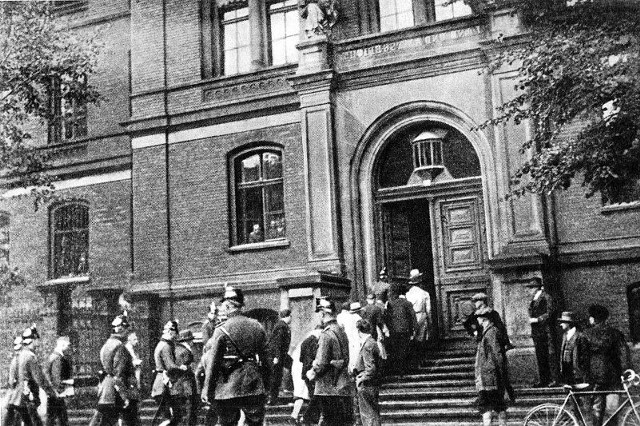 Artyści katowickiego teatru wchodzą do opolskiego sądu otoczeni kordonem niemieckiej policji.