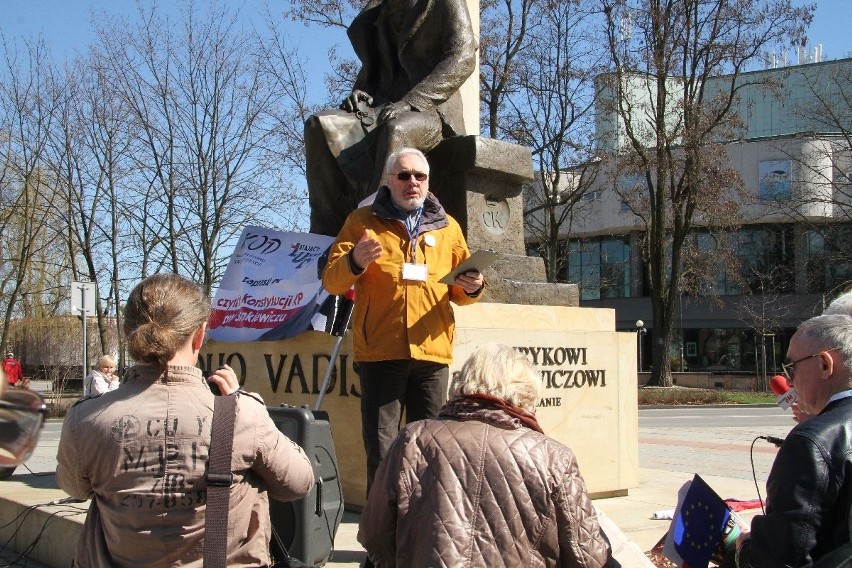 Przed pomnikiem Sienkiewicza w Kielcach czytali Konstytucję