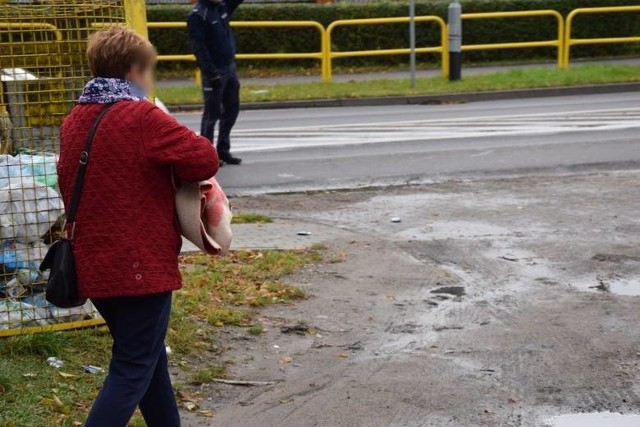 - Dziecko ma bardzo poważne, wielonarządowe obrażenia wewnętrzne począwszy od głowy, poprzez klatkę piersiową, jamę brzuszną, a skończywszy na kończynach – mówi Cezary Sołowij, rzecznik prasowy szpitala w Koszalinie, do którego został przewieziony ze Szczecinka malec znaleziony we wtorek pod śmietnikiem.