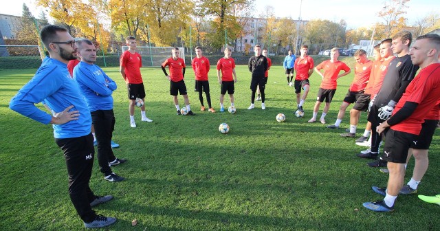 Piłkarze Korony Kielce pod wodzą trenera Sławomira Grzesika przygotowują się do rewanżowego meczu z Realem Saragossa w Młodzieżowej Lidze UEFA. Spotkanie odbędzie się w środę, 23 października, na Suzuki Arenie. Rozpocznie się o godzinie 16. Pierwsze spotkanie Korona przegrała 0:1, w rewanżu stanie przed szansą odrobienia jednobramkowej straty.  -Do rewanżu przygotowujemy się na swoich obiektach. Mamy ciężki czas, jeśli chodzi o ilość rozegranych spotkań, bo jeszcze doszedł nam Puchar Polski z Naprzodem Jędrzejów. Ale staramy się to połączyć i jak najlepiej przygotować do środowego spotkania z Realem Saragossa - powiedział trener Sławomir Grzesik. -Jest szansa, żeby odrobić jednobramkową stratę. Sportowo jesteśmy wkurzeni tą porażką. Mimo że graliśmy z bardzo mocnym przeciwnikiem, to stworzyliśmy dwie dobre sytuacje do zdobycia bramki. Szczególnie szkoda tej Artura Piróga. Mogliśmy zremisować 1:1 i wtedy w Kielcach byłoby na pewno łatwiej. Widzę, jak zawodnicy podchodzą do treningów, jak chcą. Piłka jest piłką, możemy zrobić niespodziankę - dodał trener Korony.-Jeśli chodzi o liderów w tej drużynie, która gra w młodzieżowej Lidze Mistrzów, to na pewno Oskar Sewerzyński i Bartek Prętnik. Oni nadają ton temu zespołowi, nie tylko na boisku, ale również w szatni - mówił nam Sławomir Grzesik.  W imieniu swoim i całej drużyny serdecznie zaprasza na rewanżowe spotkanie. - Byliśmy zaskoczeni ilością kibiców na meczu w Saragossie i sposobem kibicowania. Liczę na to, że Suzuki Arena się wypełni i też będziemy mieć gorący doping. Mogę zapewnić, że będziemy się starali pokazać dobrą piłkę, skuteczną, taką, która da nam awans do kolejne rundy - powiedział trener Sławomir Grzesik.  Dorota Kułaga