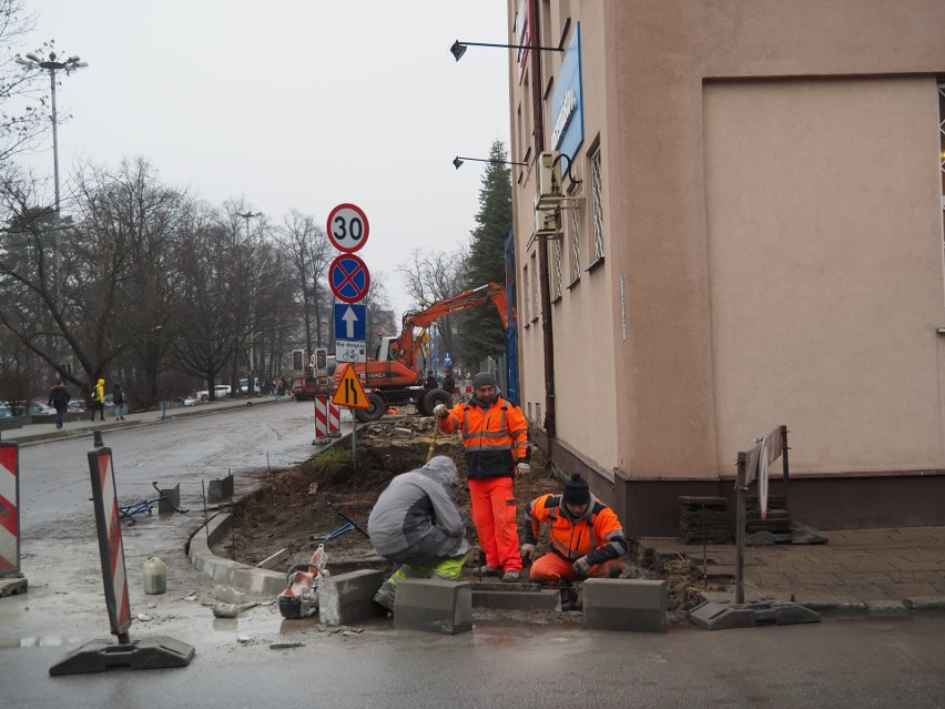 Ulica Stefanowskiego w trakcie remontu. Gdzie będzie parking? Liczba miejsc zmniejszyła się. ZDJĘCIA