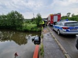 W Sukowie samochód wpadł do rzeki! Służby ratunkowe w akcji