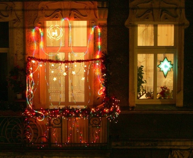 Szczecin, ulica Jagiellońska , Adela Wojciechowska - Uwielbiam zakładać świąteczne iluminacje. Sprawia mi to ogromną przyjemność. Nawet nie potrzebuję wtedy pomocy męża. Na czas Bożego Narodzenia światełka są u mnie wszędzie. Na balkonie, w oknach i w pokoju. W tym roku kupiłam kilka nowych elementów. Założenie wszystkiego zajęło mi cztery godziny. Gdy mąż wrócił z odwiedzin u rodziny, wszystko było gotowe.