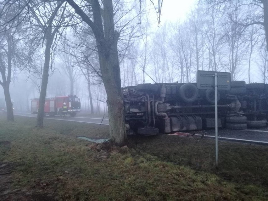 Knorydy. DK 19 zablokowana. Ciężarówka z drobiem stoi w poprzek drogi