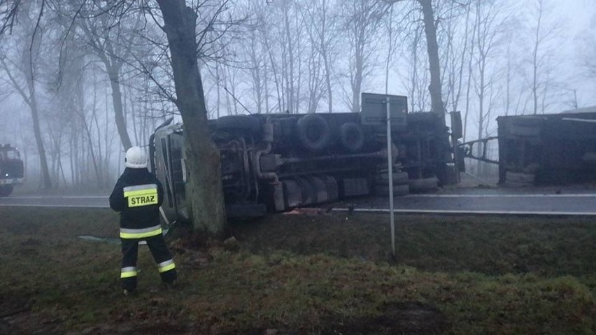 Knorydy. DK 19 zablokowana. Ciężarówka z drobiem stoi w poprzek drogi