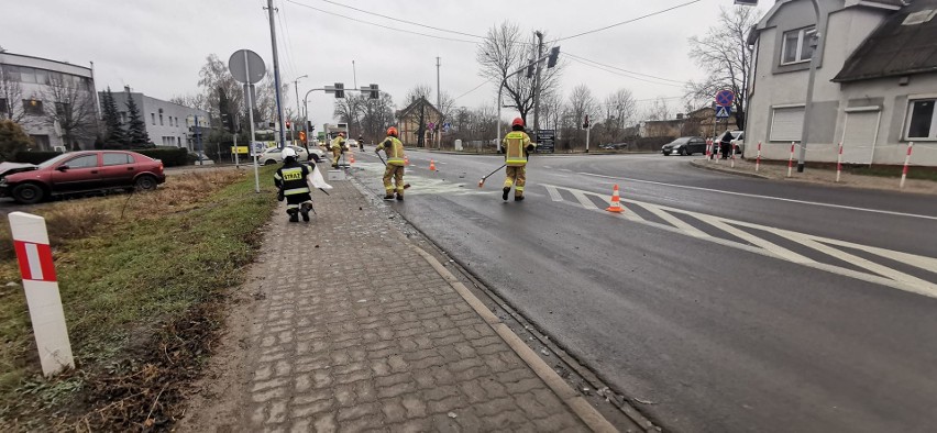 Skutek zderzenia osobówek w Brzozie pod Bydgoszczą.