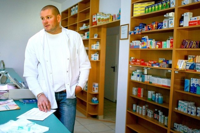 Czy technicy farmacji nie boją się utraty pracy? - Ja sobie dam radę, ale co z pacjentami? Sporo z nich to starsi ludzie - mówi Dominik Kozioł, pracujący w punkcie aptecznym w Silnie. - Nie wszyscy mogą pojechać do miasta.