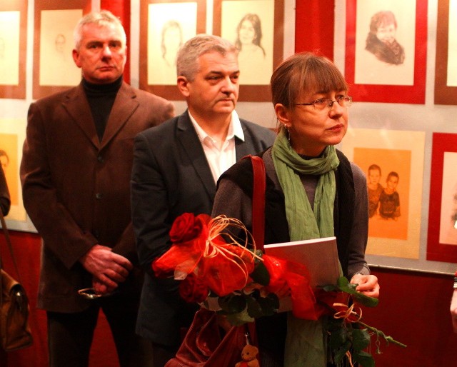 Z prawej Wiesława Gołuńska, obok Stanisław Kukliński, jeden z inicjatorów "Małej Galerii"
