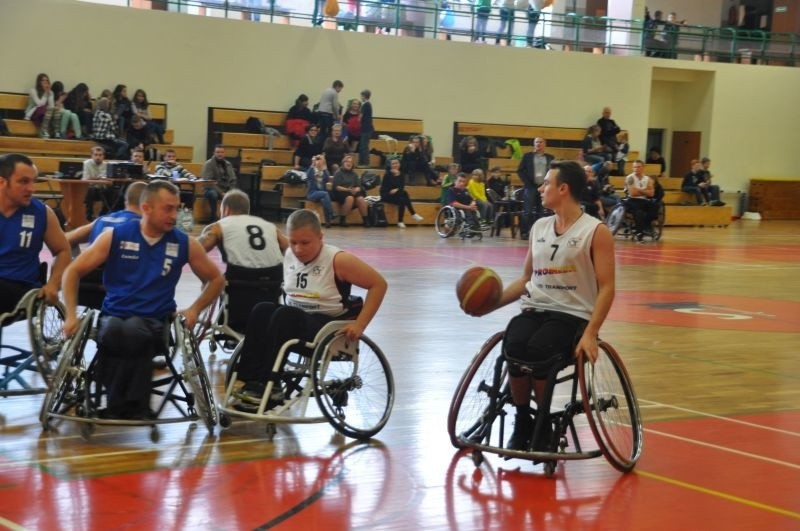 Turniej koszykówki na wózkach w Suchedniowie
