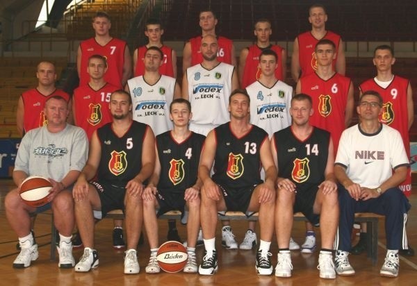 Stal Stalowa Wola. W górnym rzędzie: Marcin Malcherczyk, Piotr Pamuła, Maciej Maj, Andrzej Nowak, Adam Lisewski. W środkowym: Paweł Pydych, Rafał Partyka, Dawid Szewczyk, Michał Nikiel, Piotr Jadowski, Jacek Jarecki, Jakub Schlage. W dolnym: trener Leszek Kaczmarski, Marcin Zalewski, Rafał Sobiło, Roman Prawica, Robert Grzyb, drugi trener Bogdan Pamuła.