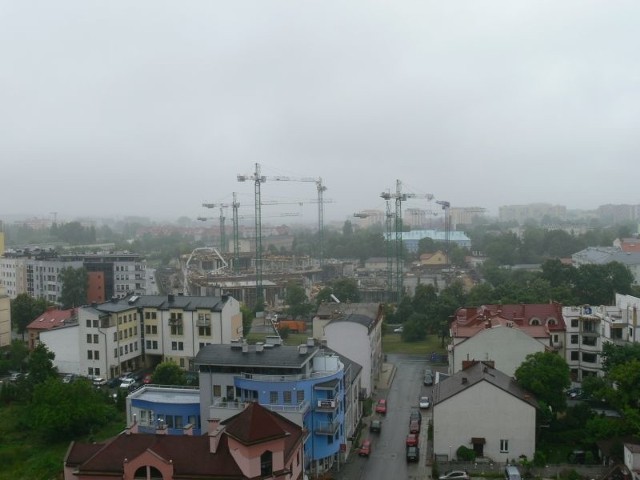 Ciemne chmury nad Kielcami w poniedziałkowe popołudnie.