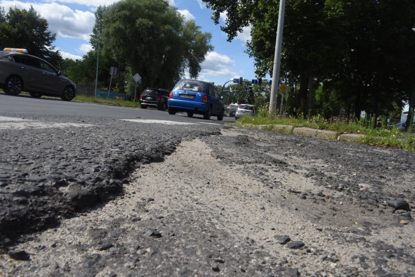 Nierówne chodniki, stary asfalt. Tak obecnie wygląda ulica...