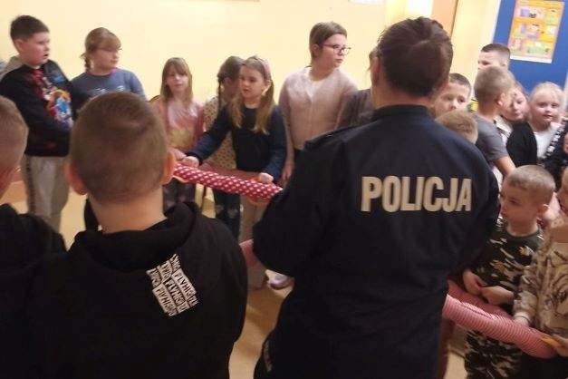 We Włostowie policjanci ostrzegali uczniów przed zagrożeniami w sieci